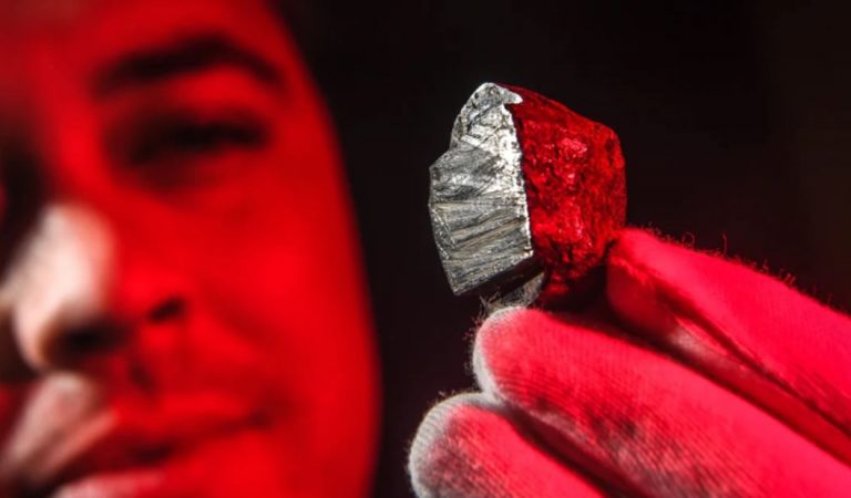 Descubren un nuevo mineral nunca visto en la naturaleza y proviene de otro planeta Descubren un nuevo mineral nunca visto en la naturaleza y proviene de otro planeta