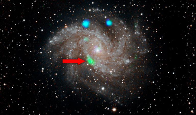 Detectan un extraño estallido de color verde en el centro de una galaxia Detectan un extraño estallido de color verde en el centro de una galaxia