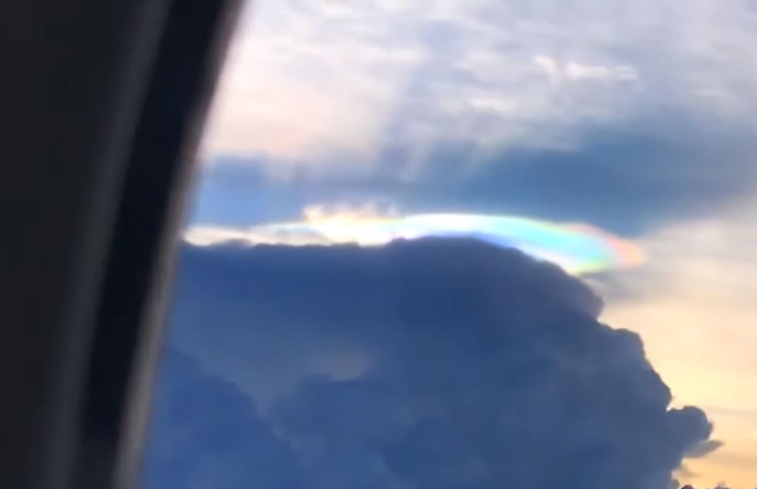 Anomalía con forma de disco y de color azul aparece sobre las nubes en Taiwán