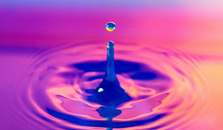 El agua produce peróxido de hidrógeno espontáneamente, descubren químicos de Stanford El agua produce peróxido de hidrógeno espontáneamente, descubren químicos de Stanford