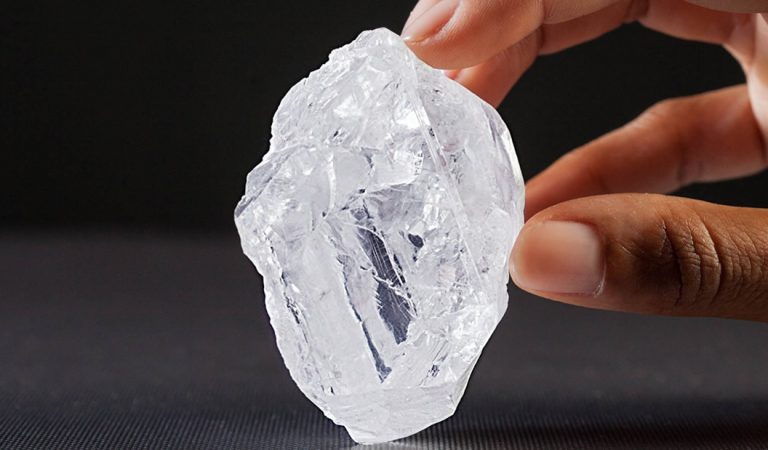 Estudiante descubre un nuevo y raro mineral dentro de un diamante Estudiante descubre un nuevo y raro mineral dentro de un diamante