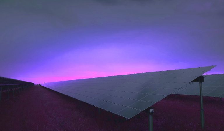 Inventan panel solar que genera electricidad en la oscuridad de la noche Inventan panel solar que genera electricidad en la oscuridad de la noche