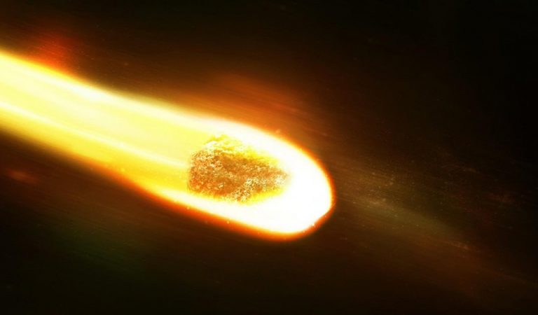Misterioso objeto brillante cae del cielo en Reino Unido y desata el temor en los habitantes Misterioso objeto brillante cae del cielo en Reino Unido y desata el temor en los habitantes