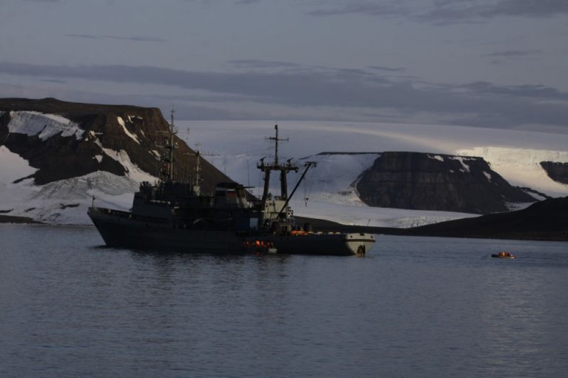 Barco de la Armada Rusa conocido como El Altai y atacado por una morsa
