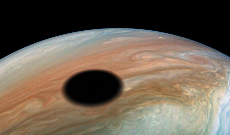 NASA revela fotografía de una «misteriosa sombra» en Júpiter NASA revela fotografía de una «misteriosa sombra» en Júpiter