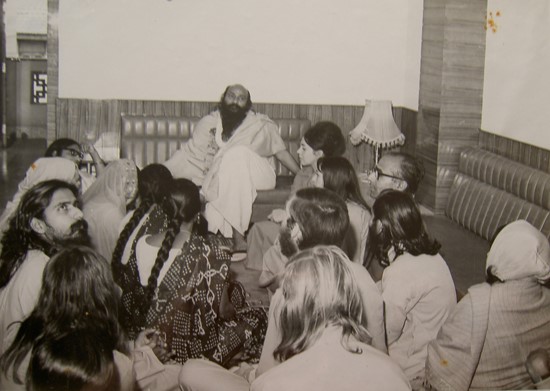 Fotograma de Osho durante sus primeras reuniones en la India, antes de convertirse en una estrella mediática, década del sesenta