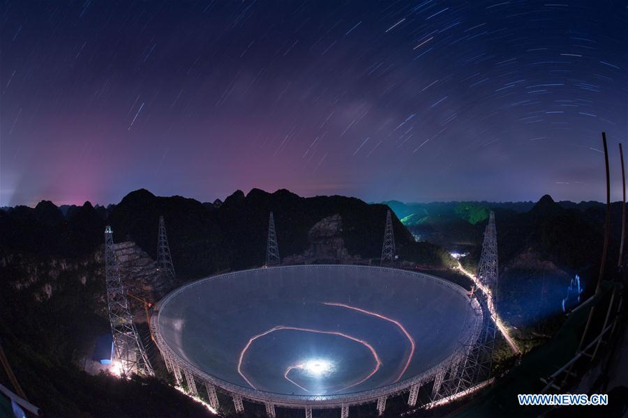 Radiotelescopio de China detecta «señales alienígenas» repetitivas provenientes del otro lado del espacio