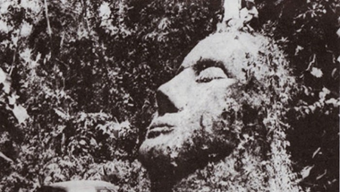 Fotografía de la estatua alienígena de la selva de Guatemala