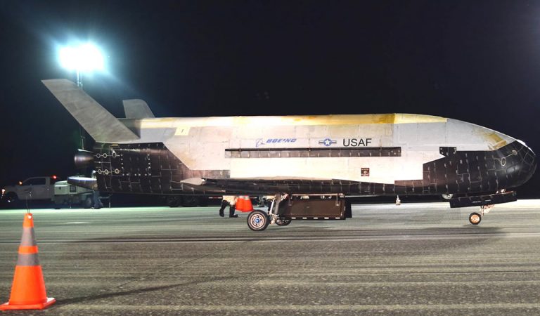 Avión espacial X-37B de la Fuerza Aérea de EE.UU. regresa a tierra luego de más de 2 años en el espacio Avión espacial X-37B de la Fuerza Aérea de EE.UU. regresa a tierra luego de más de 2 años en el espacio