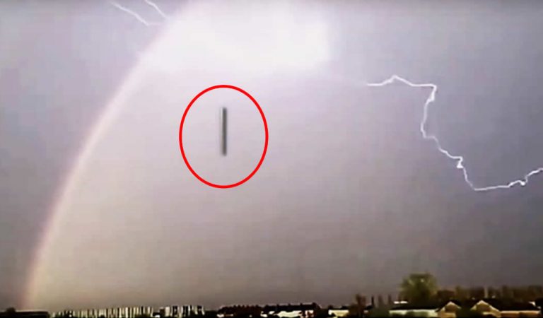Capturan un OVNI cigarro durante tormenta en Inglaterra y acelera hacia el suelo Capturan un OVNI cigarro durante tormenta en Inglaterra y acelera hacia el suelo