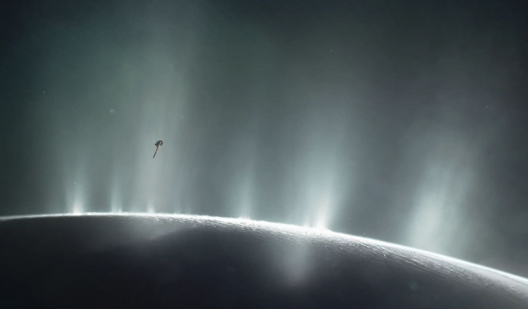 Hallan compuestos orgánicos en Encélado, luna de Saturno, y serían los compuestos básicos para la vida Hallan compuestos orgánicos en Encélado, luna de Saturno, y serían los compuestos básicos para la vida