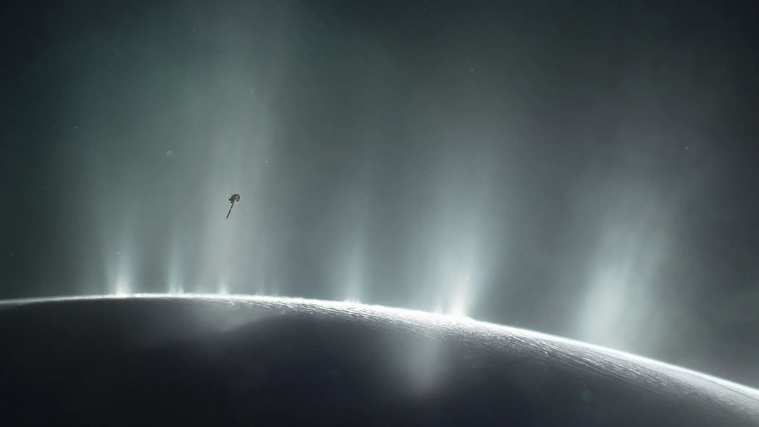 Hallan compuestos orgánicos en Encélado, luna de Saturno, y serían los compuestos básicos para la vida