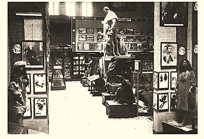 Fotografía que retrata la Exposición Misionera Internacional, llevada a cabo entre 1924-26. Turín, Italia. Aquí la sala indígena, en primer plano, el fundador de la orden salesiana, Don Bosco