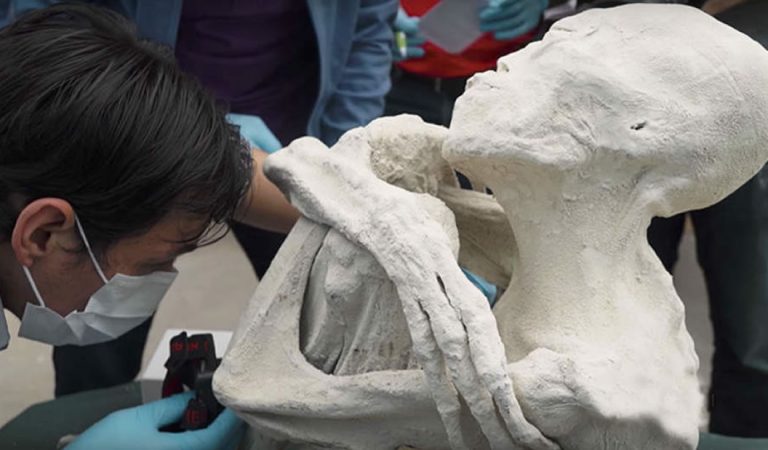 Las momias de tres dedos de Nasca están de vuelta, luego del hallazgo de un geoglifo de tres dedos Las momias de tres dedos de Nasca están de vuelta, luego del hallazgo de un geoglifo de tres dedos