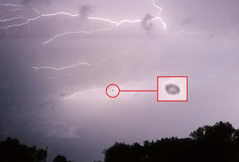 Capturan un OVNI cigarro durante tormenta en Inglaterra y acelera hacia el suelo
