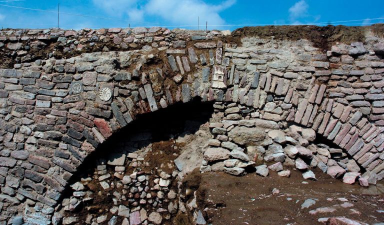 Arqueólogos descubren un túnel del siglo XVII adornado con misteriosas tallas aztecas Arqueólogos descubren un túnel del siglo XVII adornado con misteriosas tallas aztecas