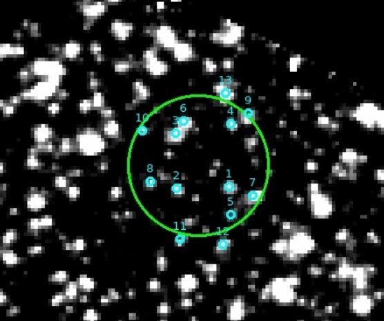 Imagen óptica combinada (F606W+F814W) HST ACS / WFC alrededor de la posición Chandra de SSS1 (círculo verde con radio de 1 ''). Las fuentes indicadas por círculos de color celeste en la región tienen magnitudes entre 25 y 27 mag