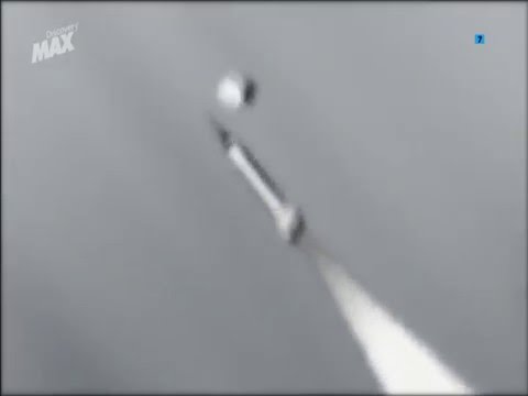 Captura de vídeo en que un misil es custodiado por un OVNI