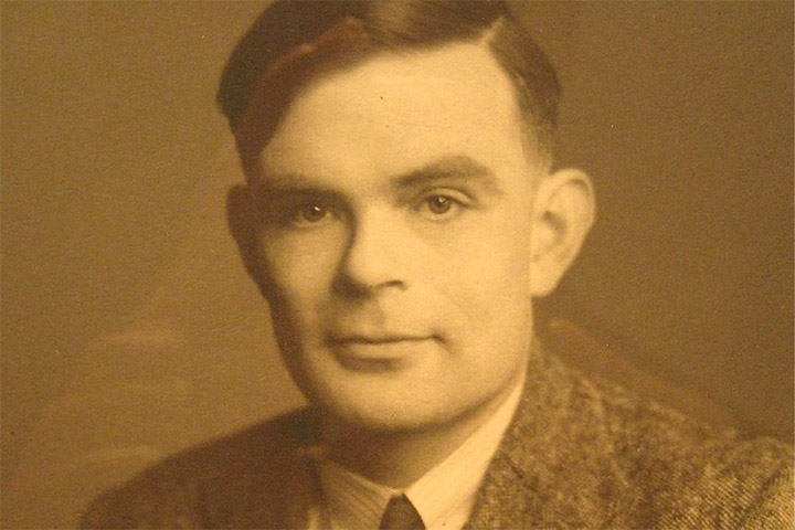 Alan Turing: Logros y persecución gubernamental a un genio matemático