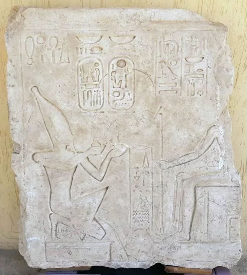 Hallan en Egipto un antiguo sitio de culto al Sol y un bloque de piedra de Ramsés II