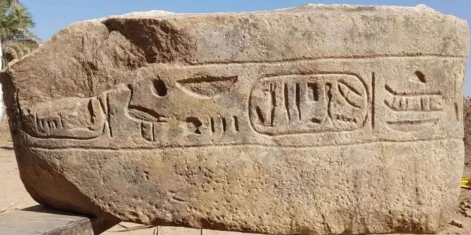 Hallan en Egipto un antiguo sitio de culto al Sol y un bloque de piedra de Ramsés II