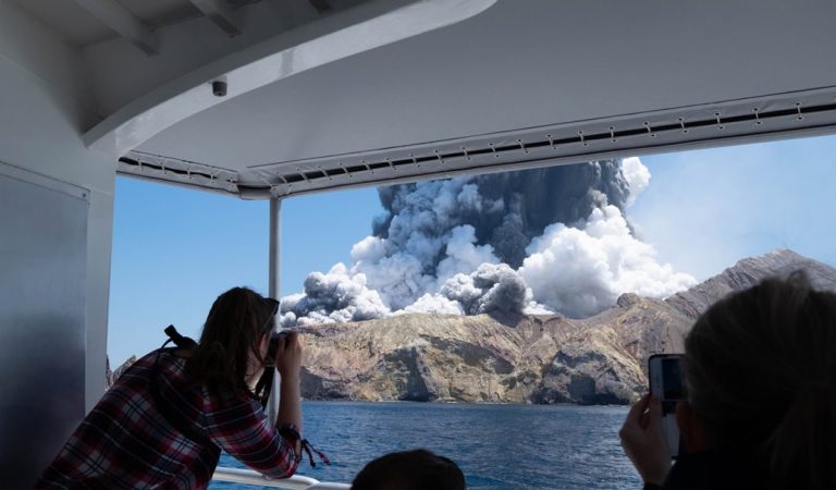 Volcán explota en Nueva Zelanda y deja varios muertos, heridos y desaparecidos Volcán explota en Nueva Zelanda y deja varios muertos, heridos y desaparecidos