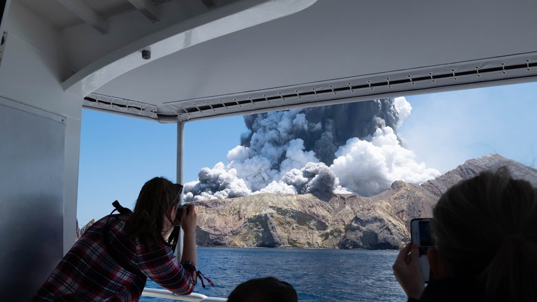 Volcán explota en Nueva Zelanda y deja varios muertos, heridos y desaparecidos