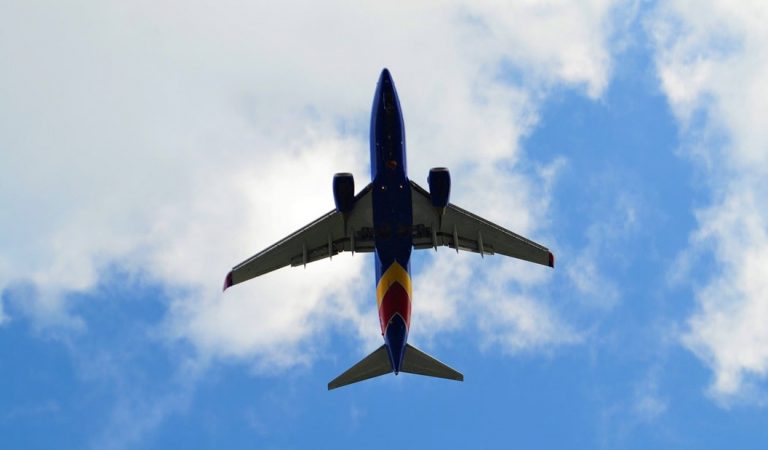 Avión de pasajeros se estrella en Irán con 180 personas a bordo Avión de pasajeros se estrella en Irán con 180 personas a bordo