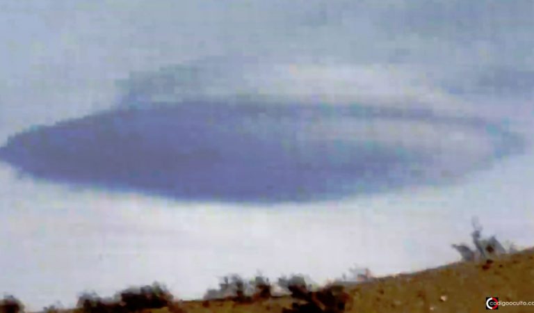 Enorme nube lenticular es grabada en Las Vegas, EE.UU. Enorme nube lenticular es grabada en Las Vegas, EE.UU.
