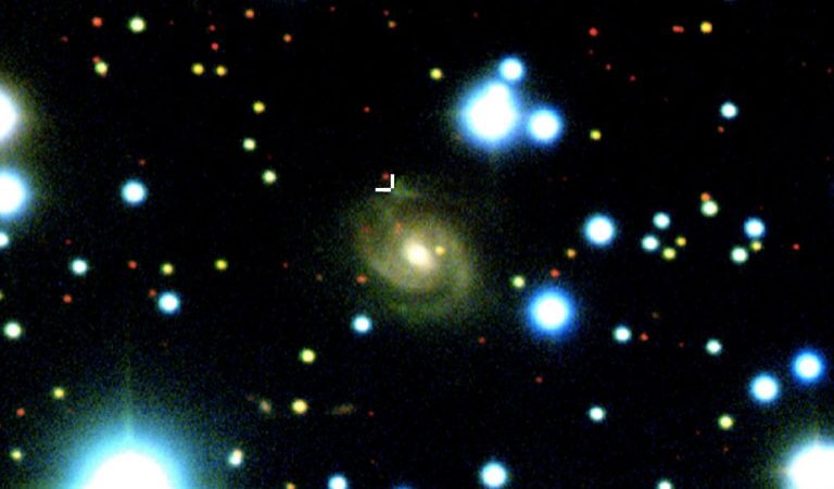 Detectan señales de radio provenientes de una extraña forma de V en una galaxia espiral Detectan señales de radio provenientes de una extraña forma de V en una galaxia espiral