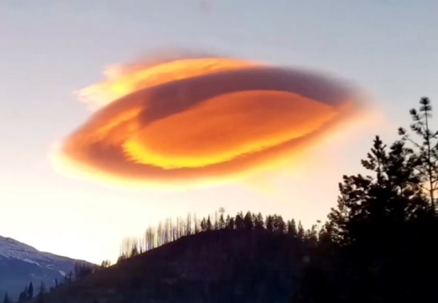 Nube extraña fotografiada en dirección al Monte Shasta en California