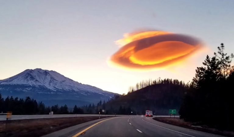 Nube extraña fotografiada en dirección al Monte Shasta en California Nube extraña fotografiada en dirección al Monte Shasta en California
