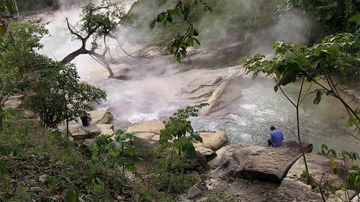Un río hirviente existe en el Amazonas y alcanza 100 grados Celsius