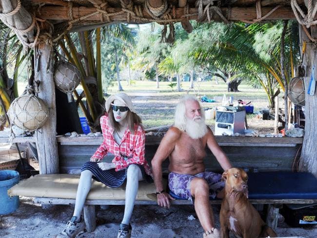 Ex millonario lleva más de 20 años viviendo en una isla desierta completamente aislado