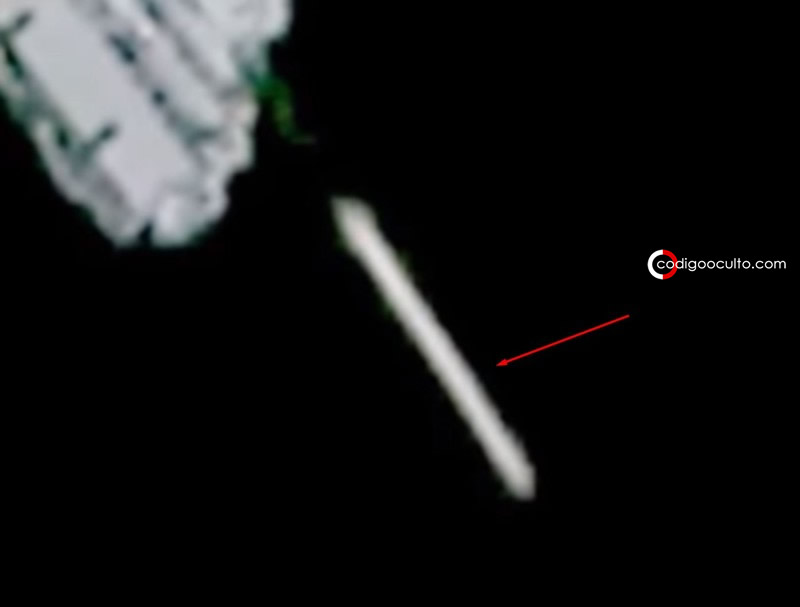 Enorme OVNI «cigarro» aparece durante despliegue de satélites en el espacio