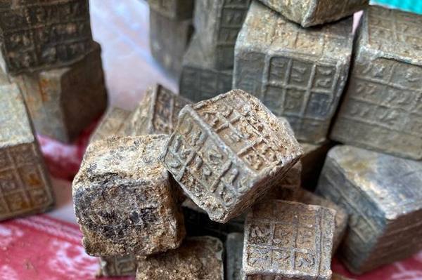 Pescador halla 60 «cubos mágicos» metálicos con inscripciones para invocar a un «demonio cósmico»