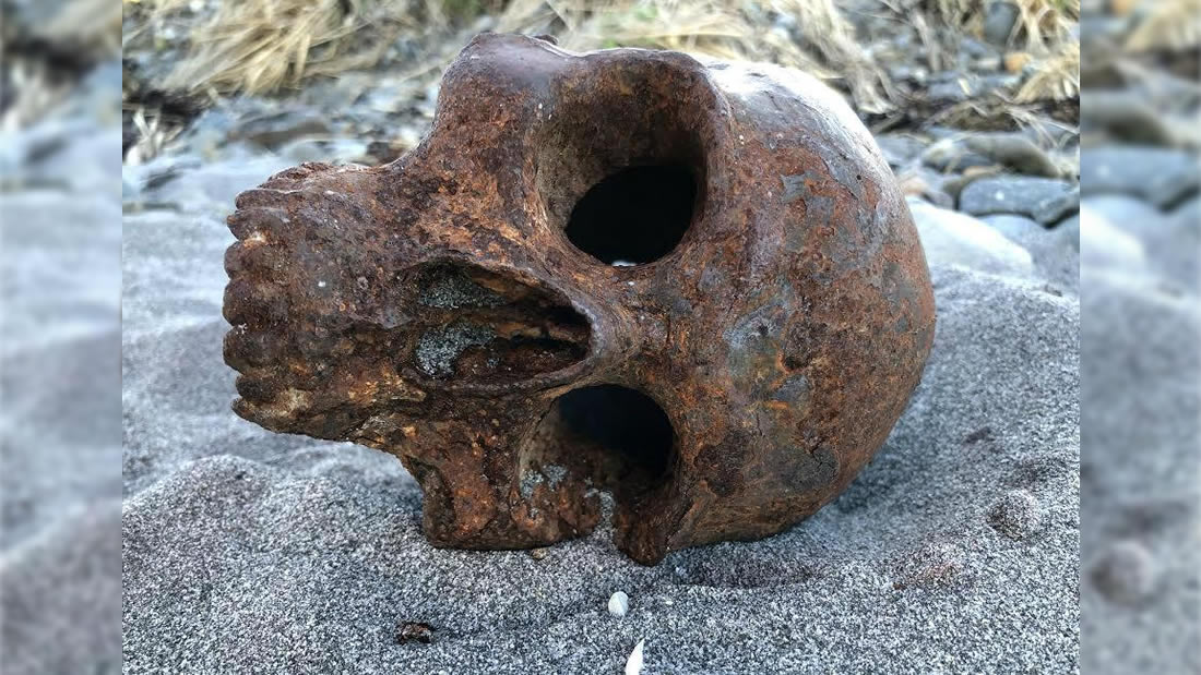 Extraña calavera de metal es hallada en Maine, EE.UU.