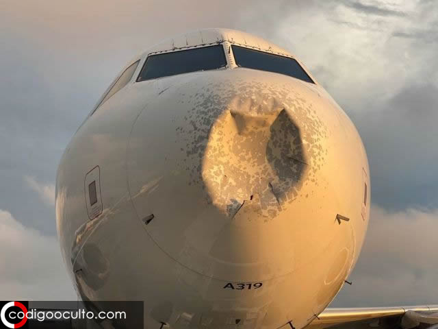 Avión comercial golpeado por un objeto misterioso en pleno vuelo (EE.UU.)