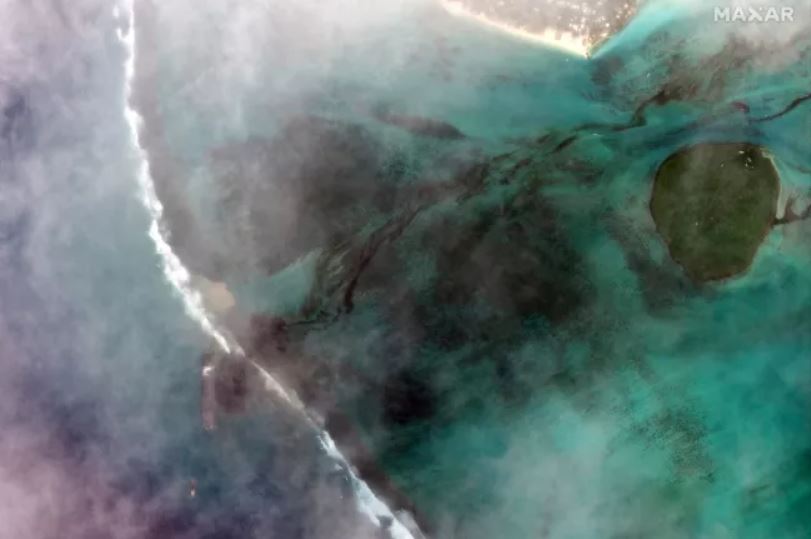 Al borde de una catástrofe ambiental: derrame de petróleo en isla Mauricio es visible desde el espacio