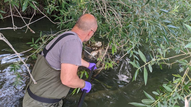 Demandan a Nestlé tras encontrar toneladas de peces muertos en río de Francia