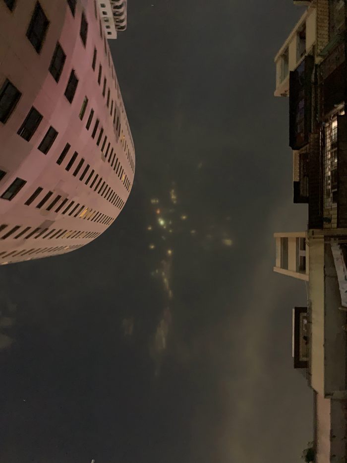 Luces de colores aparecen en el cielo nocturno de China causando sorpresa en población