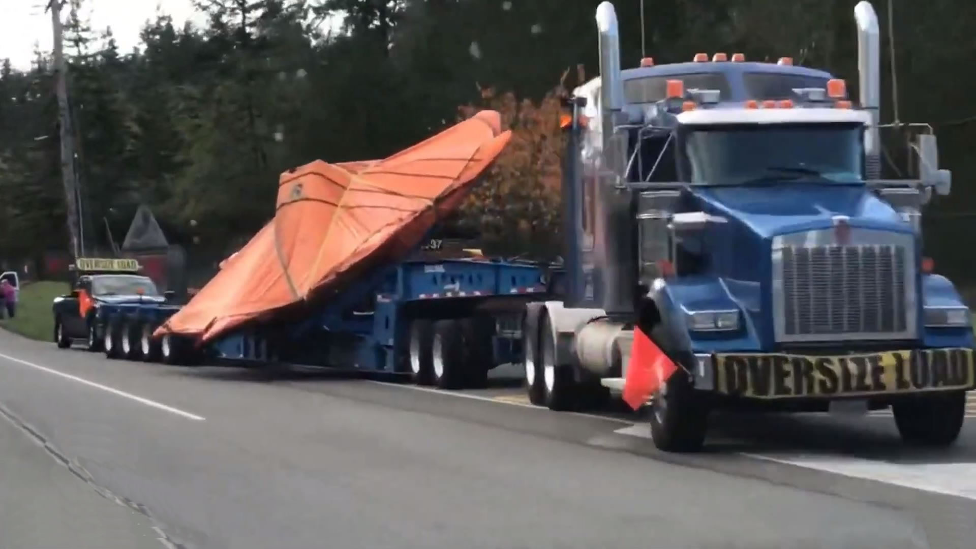 Aparente Nave «No Identificada» transportada en camión es grabada por testigo (VÍDEO)