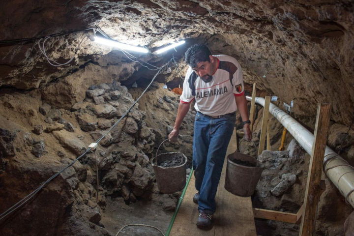 Trabajadores removiendo tierra en un túnel bajo la Pirámide de la Serpiente Emplumada, Teotihuacán