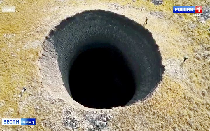 Explosión abre enorme cráter de 50 metros de profundidad en el Ártico de Siberia