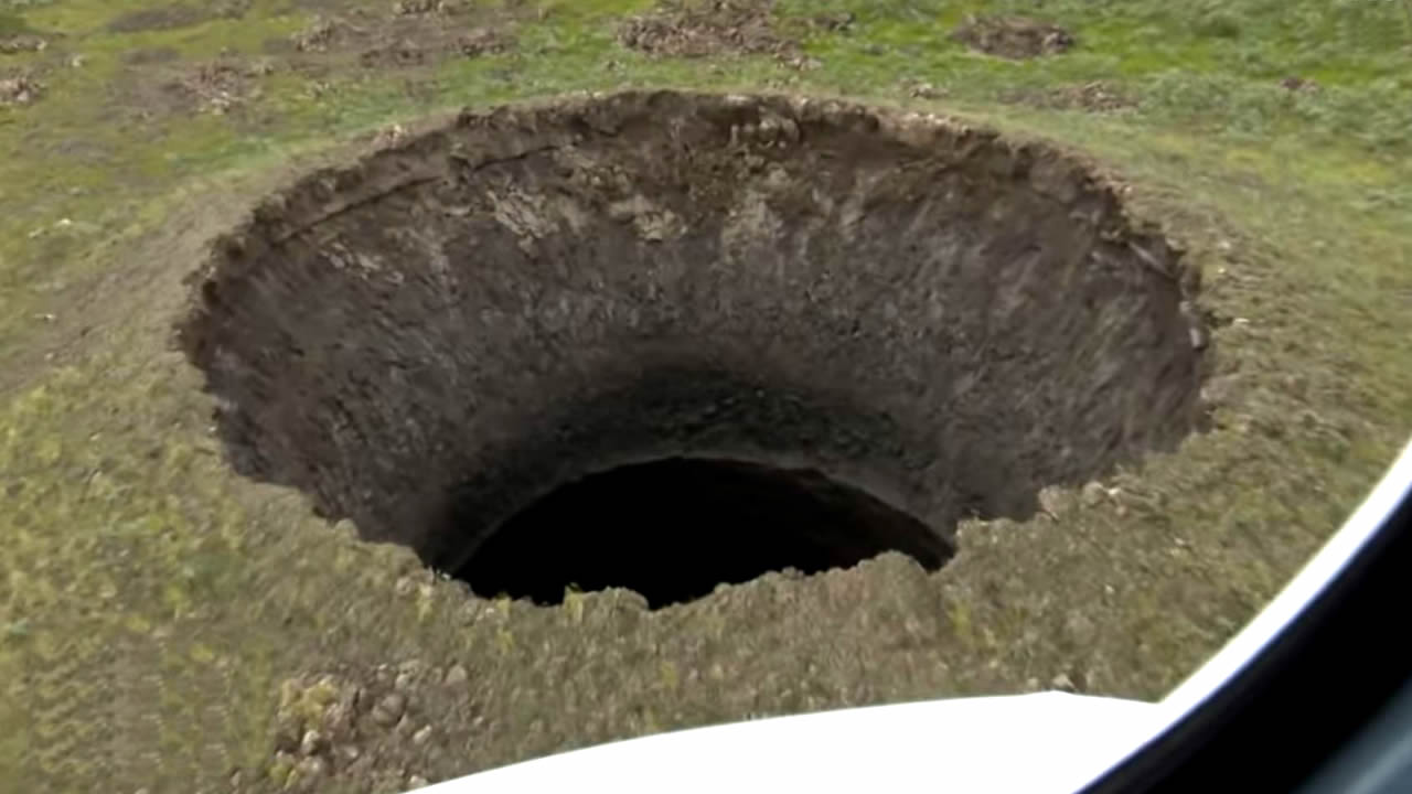 Explosión abre enorme cráter de 50 metros de profundidad en el Ártico de Siberia (VÍDEO)