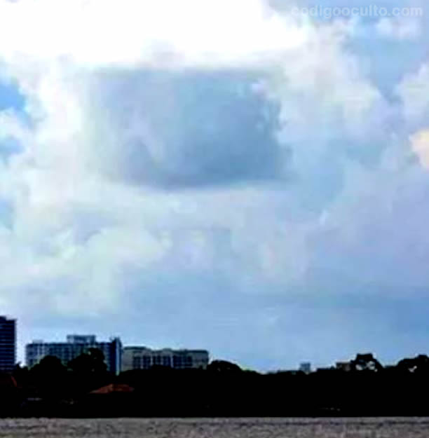 Gigantesca anomalía «cuadrada» aparece entre las nubes en Florida
