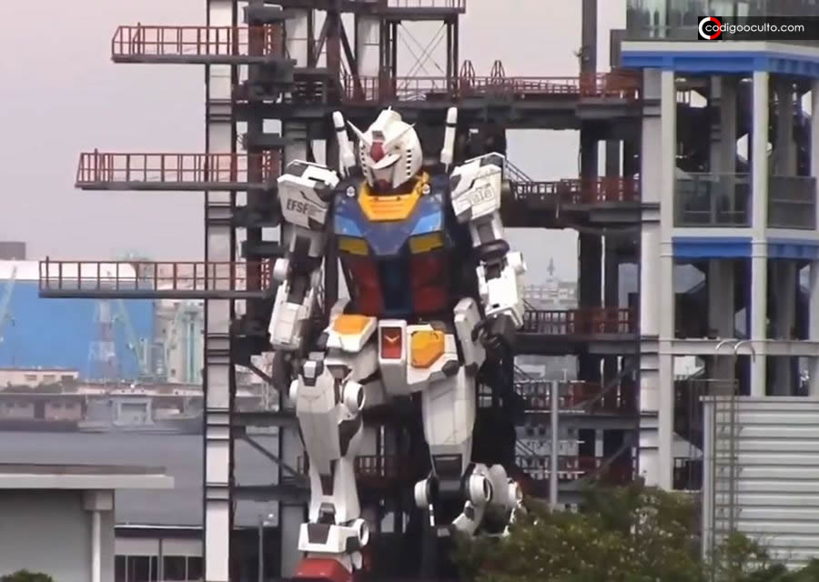 Robot gigante de 18 metros logra dar varios pasos y se arrodilla