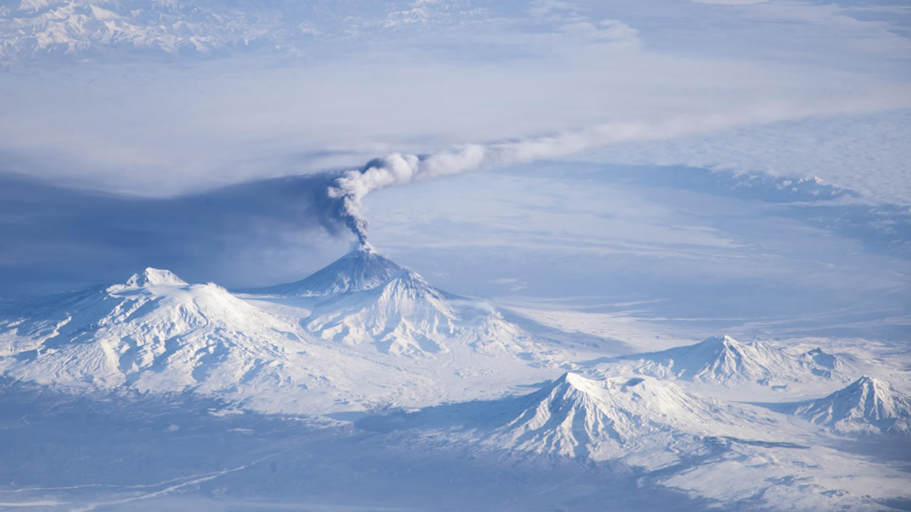 Volcán «renace» en Rusia y es observado por científicos por primera vez