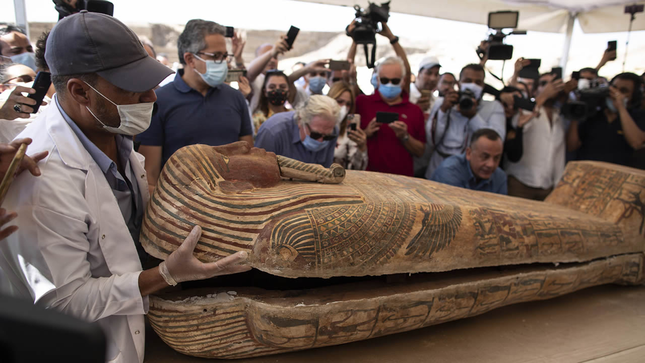 Revelan 59 antiguos ataúdes egipcios sellados con momias en su interior y hallados cerca de una Pirámide