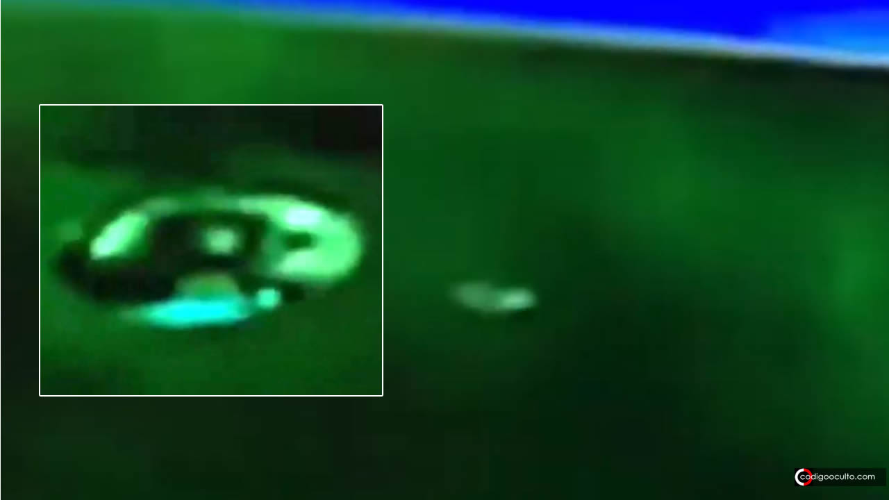 Objeto «No Identificado» con forma de disco vuela a través de una aurora boreal (VÍDEO)